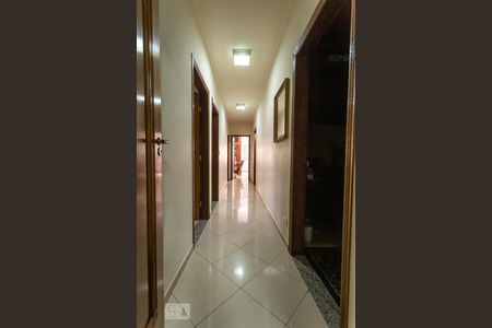 Casa à venda com 366m², 6 quartos e 5 vagasBanheiro Corredor