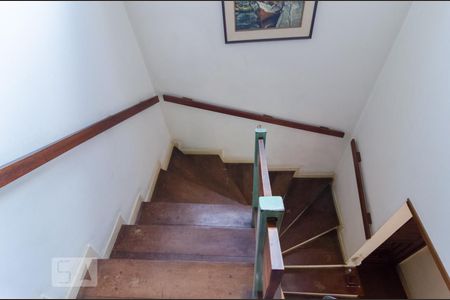 Casa à venda com 350m², 3 quartos e 2 vagasEscadas