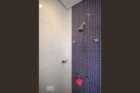 Apartamento à venda com 317m², 4 quartos e 5 vagasChuveiro do banheiro da suíte 2