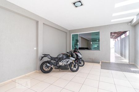 Casa à venda com 280m², 4 quartos e 2 vagas Casa à venda com 280m², 4 quartos e 2 vagasGaragem