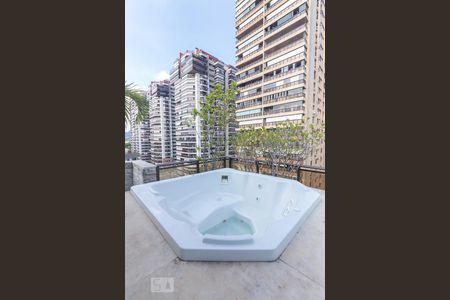 Apartamento à venda com 200m², 1 quarto e 2 vagasVaranda