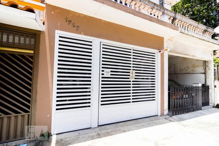 Casa à venda com 204m², 6 quartos e 1 vaga Casa à venda com 204m², 6 quartos e 1 vagaFachada