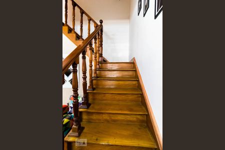 Casa à venda com 204m², 6 quartos e 1 vaga Casa à venda com 204m², 6 quartos e 1 vagaEscada