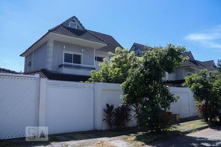 Casa de condomínio à venda com 260m², 4 quartos e 3 vagasFachada