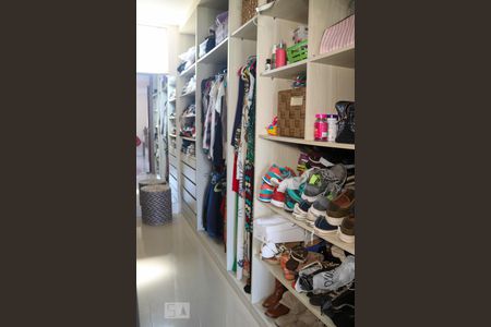 Casa de condomínio à venda com 260m², 4 quartos e 3 vagasCloset da suíte 1