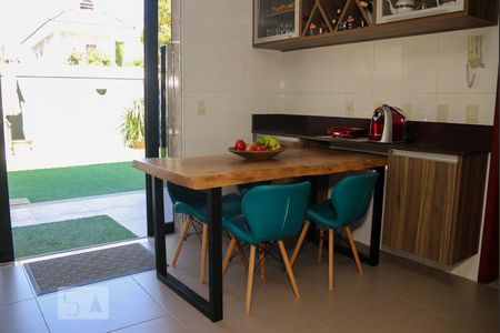 Casa de condomínio à venda com 260m², 4 quartos e 3 vagasCozinha - Armários