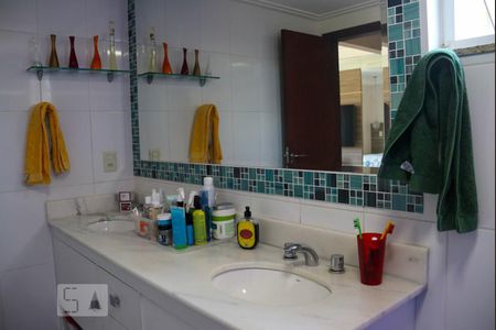 Casa de condomínio à venda com 260m², 4 quartos e 3 vagasBanheiro da Suíte 1