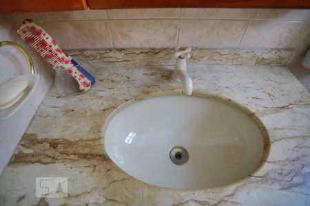 Apartamento para alugar com 70m², 2 quartos e 1 vagaDetalhe do banheiro do corredor