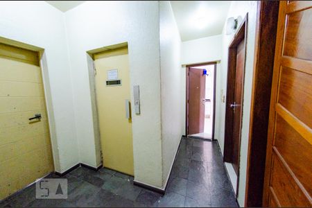 Corredor do prédio de apartamento para alugar com 3 quartos, 78m² em Lourdes, Belo Horizonte