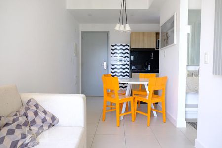 Sala e cozinha de apartamento à venda com 1 quarto, 40m² em Jacarepaguá, Rio de Janeiro