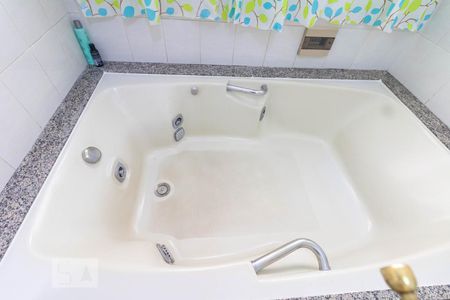 Casa à venda com 354m², 4 quartos e 6 vagasBanheiro 3