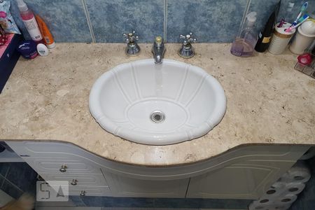 Casa à venda com 240m², 3 quartos e 2 vagasBanheiro da suíte