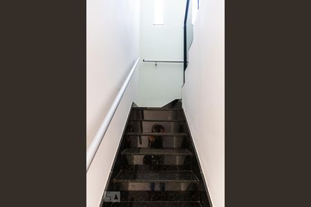 Escada de casa para alugar com 4 quartos, 280m² em Ouro Preto, Belo Horizonte