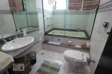 Casa à venda com 233m², 3 quartos e 5 vagasBanheiro da Suíte 2