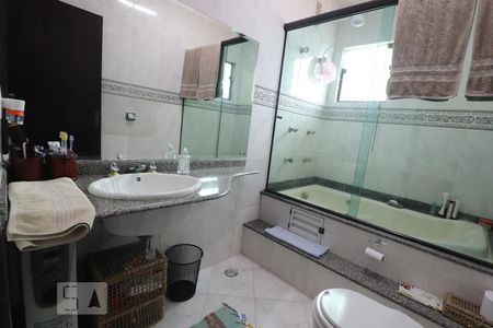 Casa à venda com 233m², 3 quartos e 5 vagasBanheiro da Suíte 2