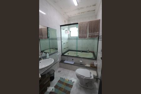 Casa à venda com 233m², 3 quartos e 5 vagasBanheiro da Suíte 2