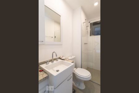 Banheiro de kitnet/studio para alugar com 1 quarto, 26m² em Pinheiros, São Paulo