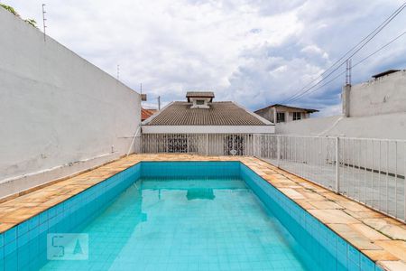 Casa à venda com 200m², 3 quartos e 6 vagas Casa à venda com 200m², 3 quartos e 6 vagasPiscina