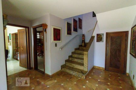 Casa para alugar com 275m², 4 quartos e 2 vagasEscada