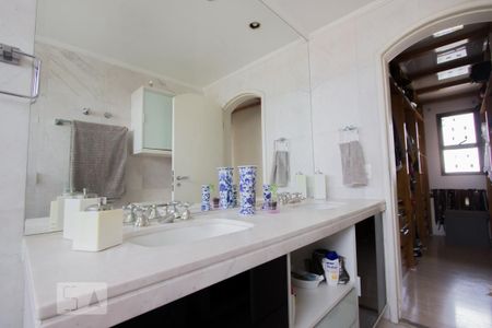 Apartamento à venda com 380m², 3 quartos e 4 vagasBanheiro suíte 2