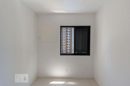 Quarto 1 de apartamento para alugar com 2 quartos, 52m² em Del Castilho, Rio de Janeiro