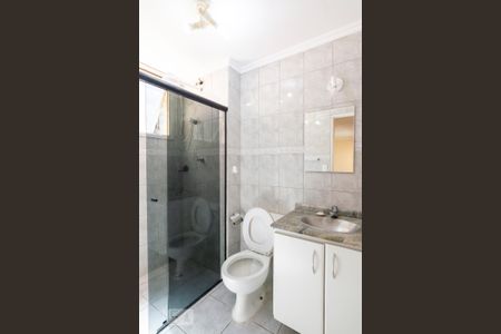 Banheiro de apartamento para alugar com 2 quartos, 55m² em Parque São Vicente, Mauá