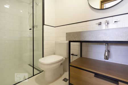 Banheiro de kitnet/studio para alugar com 1 quarto, 47m² em Indianópolis, São Paulo