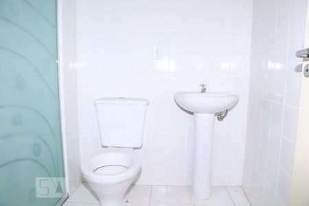 Banheiro de kitnet/studio para alugar com 1 quarto, 27m² em República, São Paulo