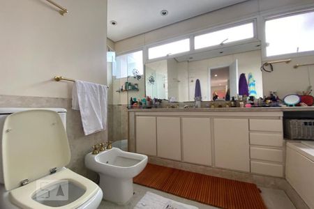 Apartamento para alugar com 401m², 3 quartos e 4 vagas Apartamento para alugar com 401m², 3 quartos e 4 vagasBanheiro da Suíte 1