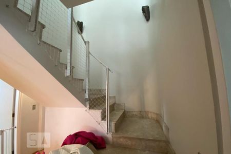 Apartamento para alugar com 401m², 3 quartos e 4 vagas Apartamento para alugar com 401m², 3 quartos e 4 vagasEscada