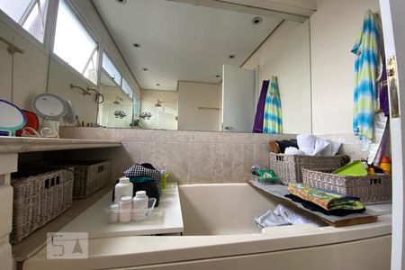 Apartamento para alugar com 401m², 3 quartos e 4 vagas Apartamento para alugar com 401m², 3 quartos e 4 vagasBanheiro da Suíte 1