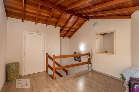 Casa de condomínio à venda com 94m², 3 quartos e 2 vagasSótão