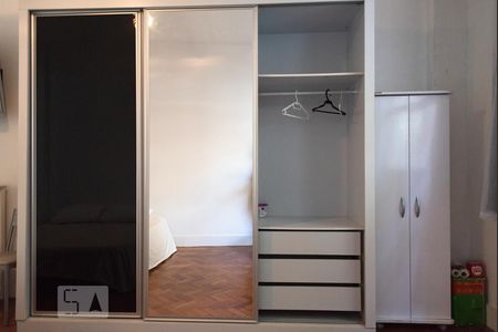 Apartamento à venda com 45m², 1 quarto e sem vagaQuarto - Armários