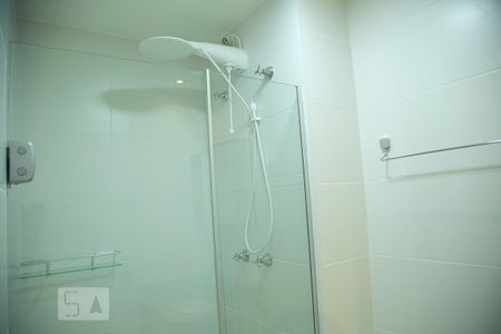 Banheiro de kitnet/studio para alugar com 1 quarto, 28m² em Liberdade, São Paulo