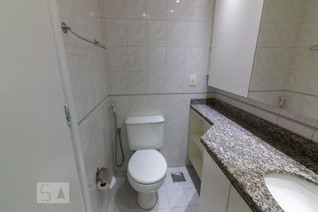 Apartamento à venda com 240m², 4 quartos e 2 vagas Apartamento à venda com 240m², 4 quartos e 2 vagasBanheiro da Suíte