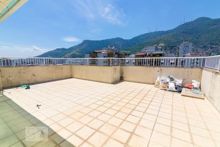 Apartamento à venda com 240m², 4 quartos e 2 vagas Apartamento à venda com 240m², 4 quartos e 2 vagasTerraço