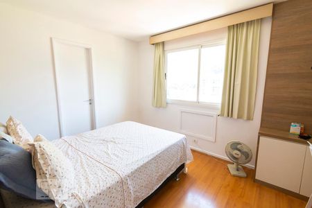 Apartamento à venda com 240m², 4 quartos e 2 vagas Apartamento à venda com 240m², 4 quartos e 2 vagasSuíte