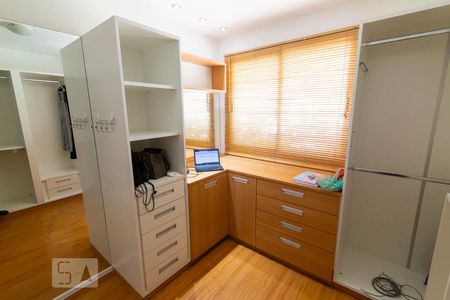 Apartamento à venda com 240m², 4 quartos e 2 vagas Apartamento à venda com 240m², 4 quartos e 2 vagasCloset