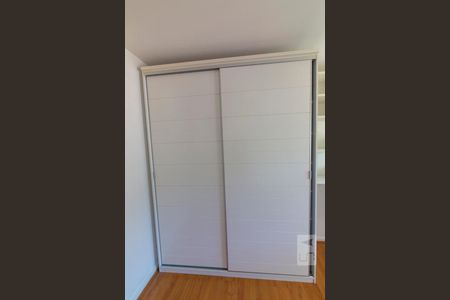 Apartamento à venda com 240m², 4 quartos e 2 vagas Apartamento à venda com 240m², 4 quartos e 2 vagasQuarto 2 - Armários