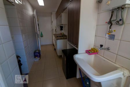 Apartamento à venda com 240m², 4 quartos e 2 vagas Apartamento à venda com 240m², 4 quartos e 2 vagasÁrea de Serviço