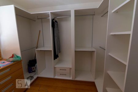 Apartamento à venda com 240m², 4 quartos e 2 vagas Apartamento à venda com 240m², 4 quartos e 2 vagasCloset