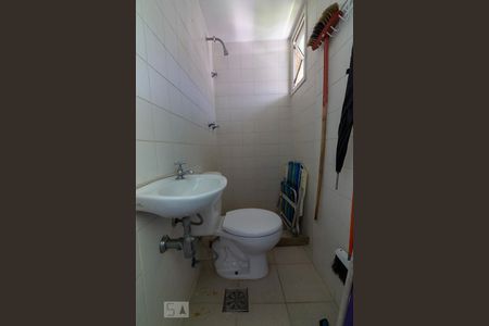 Apartamento à venda com 240m², 4 quartos e 2 vagas Apartamento à venda com 240m², 4 quartos e 2 vagasBanheiro de Serviço