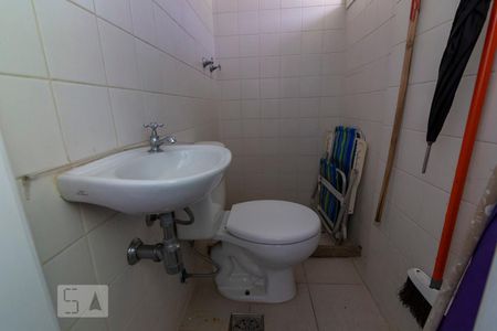 Apartamento à venda com 240m², 4 quartos e 2 vagas Apartamento à venda com 240m², 4 quartos e 2 vagasBanheiro de Serviço
