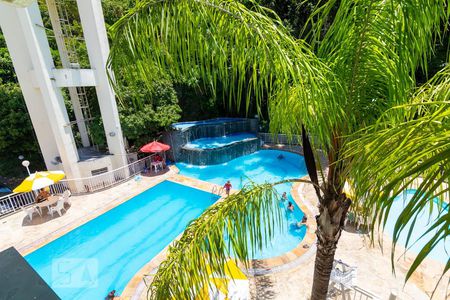 Apartamento à venda com 240m², 4 quartos e 2 vagas Apartamento à venda com 240m², 4 quartos e 2 vagasÁrea comum - Piscina