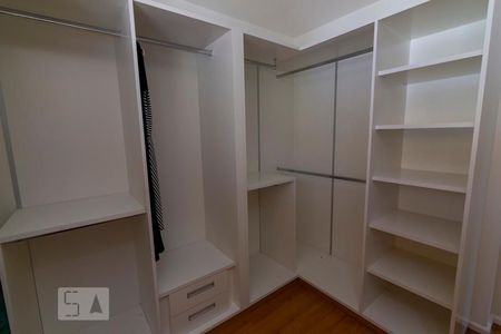 Apartamento à venda com 240m², 4 quartos e 2 vagas Apartamento à venda com 240m², 4 quartos e 2 vagasCloset