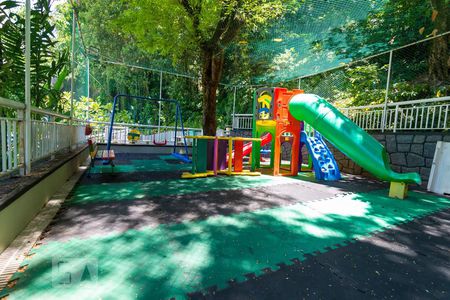 Apartamento à venda com 240m², 4 quartos e 2 vagas Apartamento à venda com 240m², 4 quartos e 2 vagasÁrea Comum - Playground