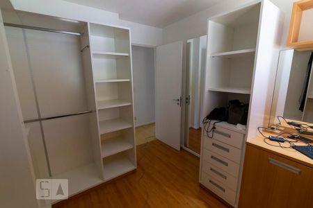 Apartamento à venda com 240m², 4 quartos e 2 vagas Apartamento à venda com 240m², 4 quartos e 2 vagasCloset