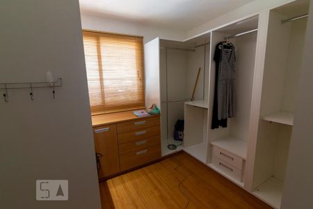 Apartamento à venda com 240m², 4 quartos e 2 vagas Apartamento à venda com 240m², 4 quartos e 2 vagasCloset
