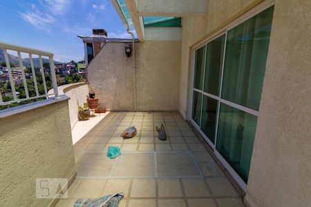 Apartamento à venda com 240m², 4 quartos e 2 vagas Apartamento à venda com 240m², 4 quartos e 2 vagasTerraço