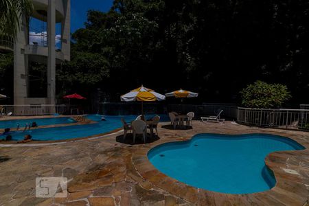 Apartamento à venda com 240m², 4 quartos e 2 vagas Apartamento à venda com 240m², 4 quartos e 2 vagasÁrea comum - Piscina